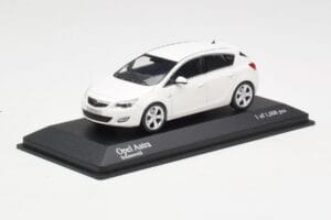 Opel Astra J Biely Minichamps 1:43 400049001 Kov – obrázok 2 z 4