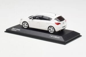 Opel Astra J Biely Minichamps 1:43 400049001 Kov – obrázok 3 z 4
