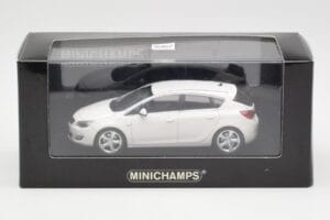 Opel Astra J Biely Minichamps 1:43 400049001 Kov – obrázok 4 z 4