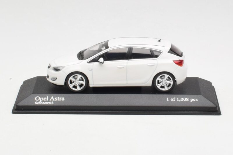 Opel Astra J Biely Minichamps 1:43 400049001 Kov