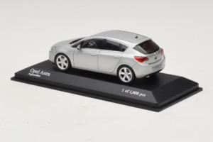 Opel Astra J Strieborný Minichamps 1:43 400049000 Kov – obrázok 3 z 4