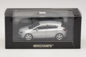 Opel Astra J Strieborný Minichamps 1:43 400049000 Kov – obrázok 4 z 4