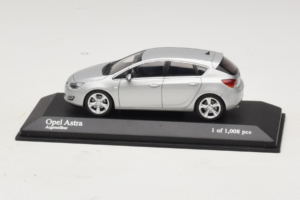 Opel Astra J Strieborný Minichamps 1:43 400049000 Kov