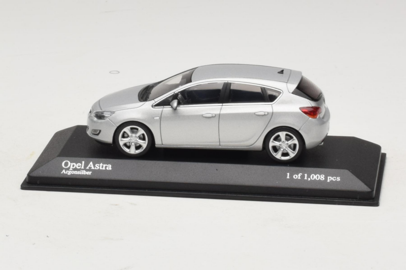 Opel Astra J Strieborný Minichamps 1:43 400049000 Kov
