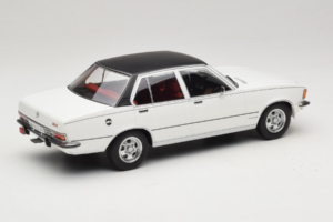 Opel Commodore B Biely MCG 1:18 MCG18564 Kov – obrázok 2 z 6
