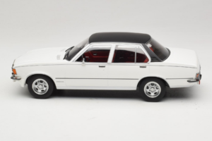 Opel Commodore B Biely MCG 1:18 MCG18564 Kov – obrázok 3 z 6