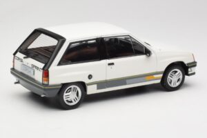 Opel Corsa A Sprint Biely MCG 1:18 MCG18432 Kov – obrázok 2 z 6