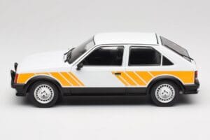 Opel Kadett D SR Biely so Žltým Dekorom MCG 1:18 MCG18534 Kov – obrázok 3 z 6