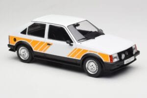 Opel Kadett D SR Biely so Žltým Dekorom MCG 1:18 MCG18534 Kov – obrázok 4 z 6