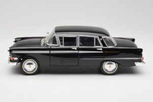 Opel Kapitan P2 Čierny Revell 1:18 08821 Kov – obrázok 4 z 8