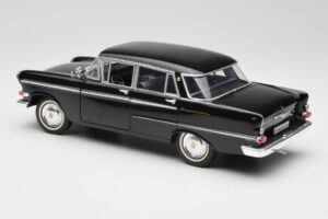 Opel Kapitan P2 Čierny Revell 1:18 08821 Kov – obrázok 7 z 8