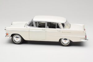 Opel Kapitan P2 Biely Revell 1:18 08821-M1 Kov – obrázok 4 z 8