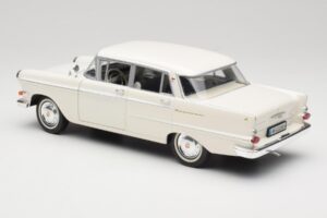 Opel Kapitan P2 Biely Revell 1:18 08821-M1 Kov – obrázok 7 z 8