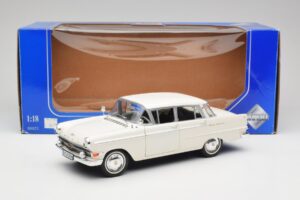 Opel Kapitan P2 Biely Revell 1:18 08821-M1 Kov – obrázok 8 z 8