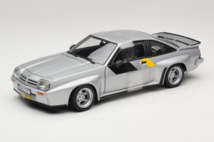 Opel Manta 400 Homologation Strieborný Revell 1:18 8491 Kov