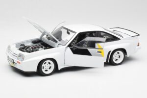 Opel Manta 400 Homologation Biely Revell 1:18 8819 Kov – obrázok 2 z 8