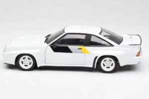 Opel Manta 400 Homologation Biely Revell 1:18 8819 Kov – obrázok 4 z 8