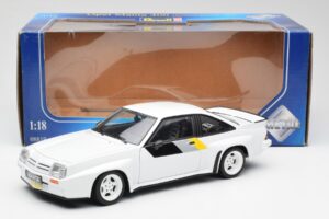Opel Manta 400 Homologation Biely Revell 1:18 8819 Kov – obrázok 8 z 8