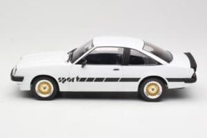 Opel Manta B Sport Biely MCG 1:18 MCG18237 Kov – obrázok 3 z 6