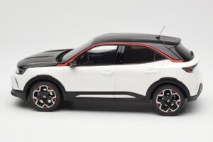 Opel Mokka-E GS Line Jada Biely Otto 1:18 OT1045 Živica – obrázok 3 z 6