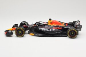 Oracle Red Bull Racing RB19 #1 M. Verstappen Winner Italian GP 2023 Minichamps 1:18 110231501 Kov – obrázok 3 z 6