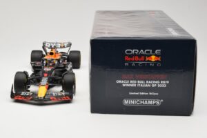 Oracle Red Bull Racing RB19 #1 M. Verstappen Winner Italian GP 2023 Minichamps 1:18 110231501 Kov – obrázok 6 z 6