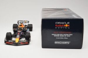 Oracle Red Bull Racing RB19 #1 M. Verstappen Winner Miami GP 2023 Minichamps 1:18 110230501 Kov – obrázok 6 z 6