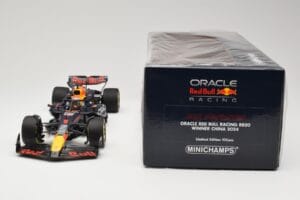 Red Bull Racing RB20 #1 M. Verstappen Winner China GP 2024 Minichamps 1:18 110240501 Kov – obrázok 6 z 6
