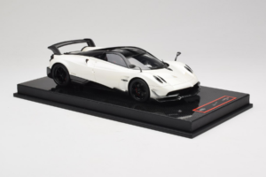 Pagani Huayra BC White Metallic Yy Model 1:18 REMC025 Živica – obrázok 4 z 7