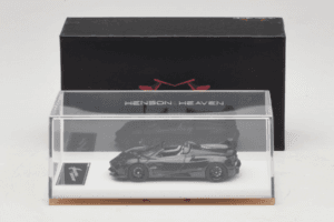 Pagani Huayra Tricolore Roadster Exposed Carbon Henson & Heaven 1:64 PHREC01 Kov – obrázok 7 z 7