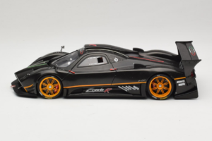 Pagani Zonda R Revolucion Carbon Fiber AUTOart 1:18 78261 Kov – obrázok 4 z 8