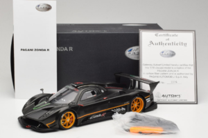 Pagani Zonda R Revolucion Carbon Fiber AUTOart 1:18 78261 Kov – obrázok 8 z 8