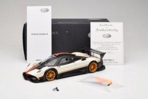 Pagani Zonda R Revolucion Biely AUTOart 1:18 78262 Kov – obrázok 8 z 8