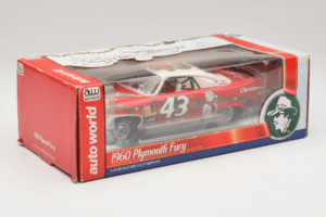 Plymouth Fury #43 R. Petty NASCAR 1960 Auto World 1:24 AW24003/06 Kov – obrázok 2 z 3