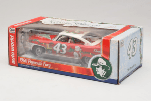 Plymouth Fury #43 R. Petty NASCAR 1960 Auto World 1:24 AW24003/06 Kov – obrázok 3 z 3