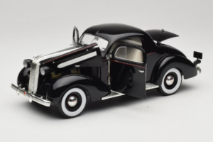 Pontiac Deluxe Čierny Signature Models 1:18 18106 Kov – obrázok 2 z 8