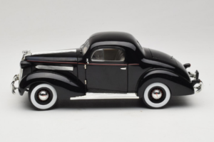 Pontiac Deluxe Čierny Signature Models 1:18 18106 Kov – obrázok 4 z 8