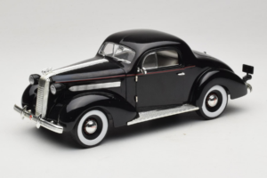 Pontiac Deluxe Čierny Signature Models 1:18 18106 Kov