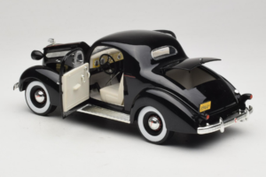 Pontiac Deluxe Čierny Signature Models 1:18 18106 Kov – obrázok 5 z 8
