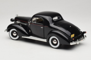 Pontiac Deluxe Čierny Signature Models 1:18 18106 Kov – obrázok 7 z 8