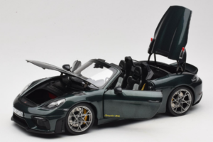 Porsche 718 Spyder RS Weissach Pack Forest Green Norev 1:18 187272 Kov – obrázok 2 z 8