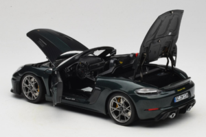 Porsche 718 Spyder RS Weissach Pack Forest Green Norev 1:18 187272 Kov – obrázok 5 z 8