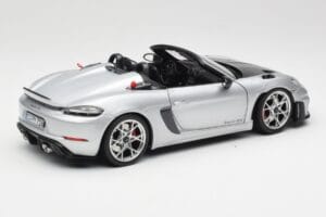 Porsche 718 Spyder RS Weissach Pack GT-Silver Metallic Norev 1:18 187270 Kov – obrázok 3 z 8