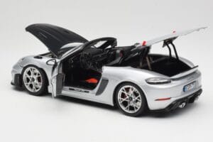 Porsche 718 Spyder RS Weissach Pack GT-Silver Metallic Norev 1:18 187270 Kov – obrázok 5 z 8