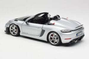 Porsche 718 Spyder RS Weissach Pack GT-Silver Metallic Norev 1:18 187270 Kov – obrázok 7 z 8