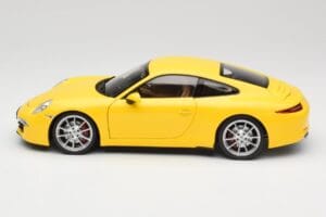 Porsche 911 991 Carrera S Racing Yellow Minichamps 1:18 100061021 Kov – obrázok 4 z 8