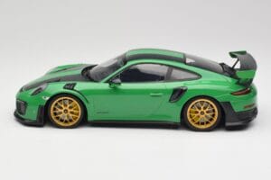 Porsche 911 991.2 GT2 RS Weissach Package British Racing Zelený & Zlaté Kolesá Minichamps 1:18 153068318 Kov – obrázok 3 z 6