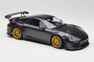 Porsche 911 991.2 GT2 RS Weissach Package Purple Metallic So Zlatými Magnéziovými Kolesami Minichamps 1:18 153068322 Kov – obrázok 4 z 6