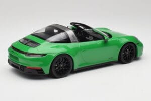 Porsche 911 991.2 Targa 4 GTS British Racing Zelený Minichamps 1:18 155061065 Kov – obrázok 2 z 6
