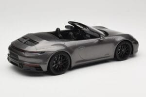 Porsche 911 992 Carrera 4 GTS Kabriolet Grey Metallic Minichamps 1:18 155063031 Kov – obrázok 2 z 6